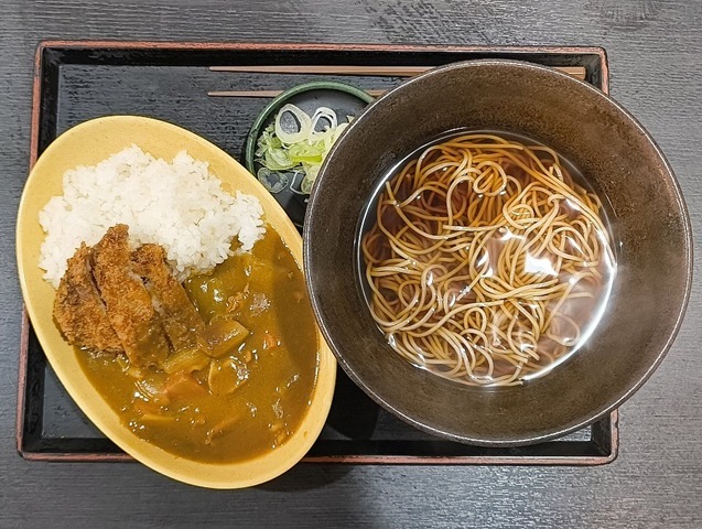 「ゆで太郎」の「ミニカツカレーセット」（かけ）でランチ。「ゆで太郎」で「蕎麦」と一緒の「ミニカツカレー」を食べるのは、 特別うまいからではなく、普通にうまいからなのだよ（笑）。（ゆで太郎 もつ次郎本所吾妻橋店：墨田区吾妻橋3丁目）