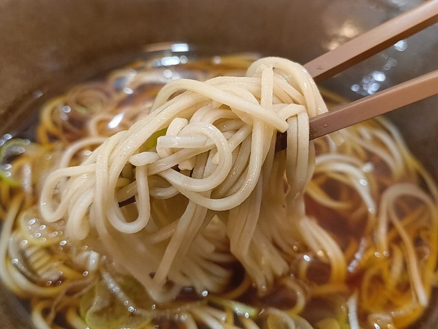 蕎麦を手繰る