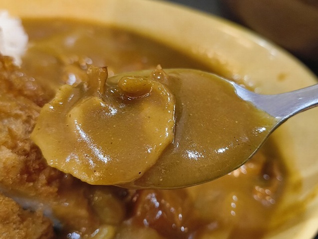 カレーを食べる