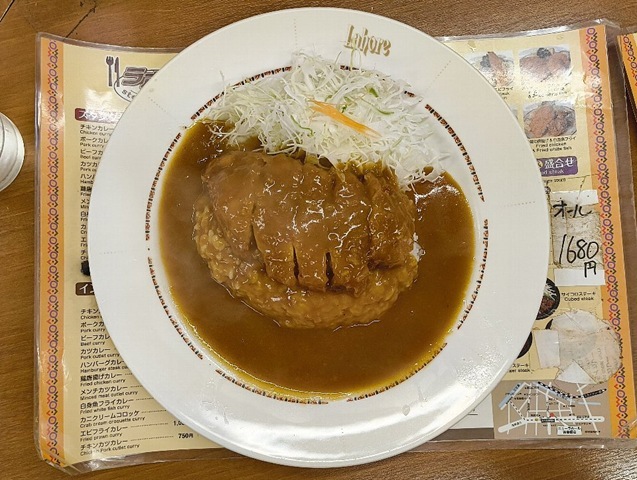 『ニューラホール 本所吾妻橋店』の「カツカレー」（半ライス）でランチ。カレーは日本のカレーなのである。インドでもタイでも欧風でもない。そこにトンカツがある。 生まれは夫々違うだろうが、あたしの好きな「カツカレー」は日本人の欲望そのものなのだよ。勿論、云うまでもなくうまかったのだ（笑）。（ニューラホール 本所吾妻橋店：墨田区吾妻橋3丁目）