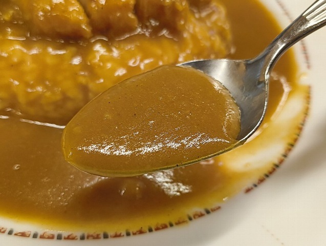 カレーを掬う