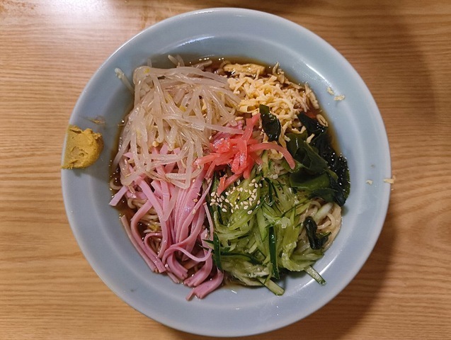 『山口家本店』で家人と1位「冷し中華」、2位「たんめん」、3位「かき氷」の順番通りのオーダーでランチ。なんの変哲もないものがうまいのは、当たり前だのクラッカーなのだと云爾（笑）。（山口家本店：千束通り商店街：浅草五丁目）