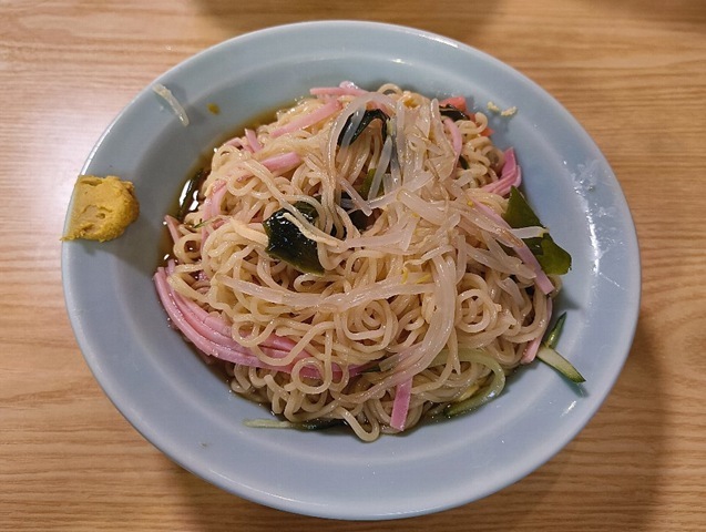 冷し中華を掻き混ぜる