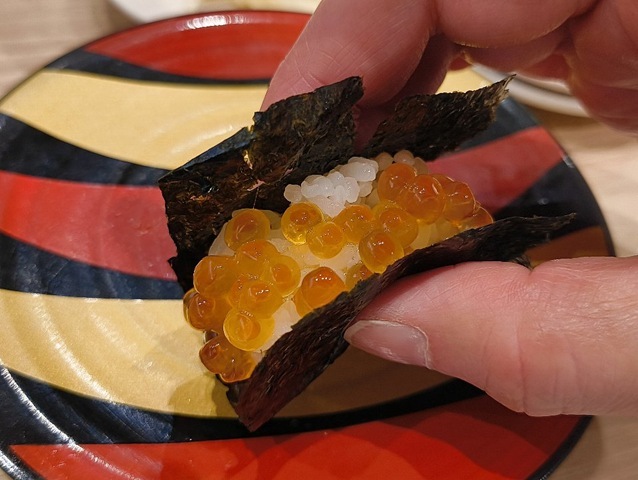 北海道産いくら包みを食べる