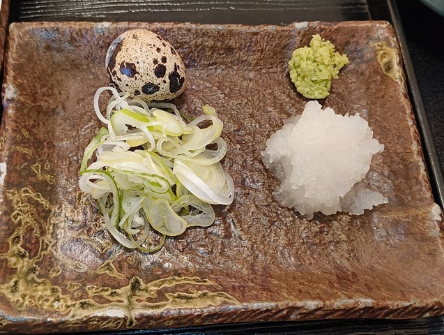 薬味。鶉の卵は初めてだ（笑）