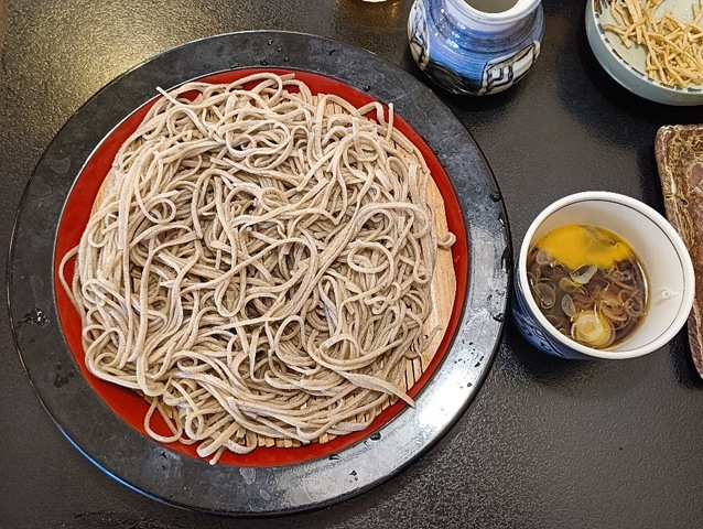 胃カメラのち、蕎麦。『生粉亭』の「生粉打天せいろ」とビールでランチ。 同じ汁なのに味が違う、十割か、二八かで迷わされながらも、 快気（？）祝いの「天ちら」とビールがやけにうまいかったのだよ（笑）。（手打ちそば 生粉亭：墨田区墨田5丁目）