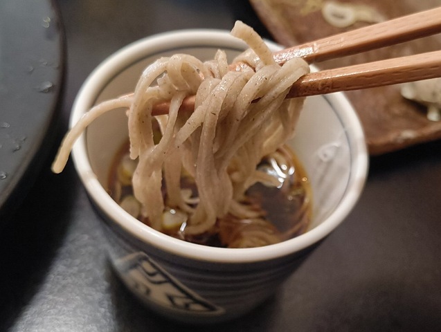 十割蕎麦を手繰る