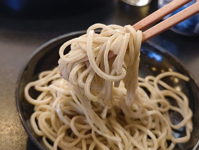 二八蕎麦を手繰る