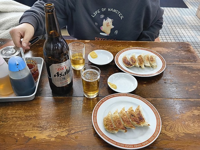 亀戸餃子で餃子を食べそしてビールを呑む