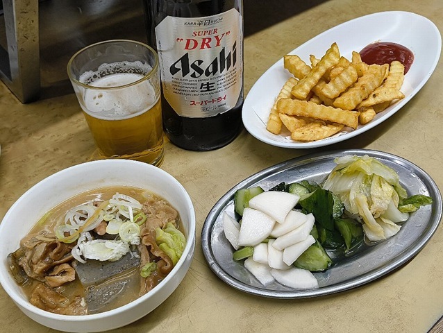 もつ煮とポテトフライそしておしんこ