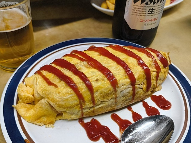 「信濃路 鶯谷店」で家人とランチにしたこと。だけどこの「オムライス」を見てくれ！ パンパンに張った「オムライス」の上から「トマトケチャップ」の乱れ打ちである。この「オムライス」がまずいはずがなどないのだよ（笑）。（信濃路 鶯谷店：根岸一丁目）