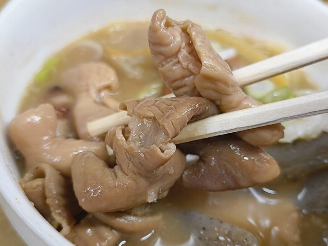 もつ煮を食べる