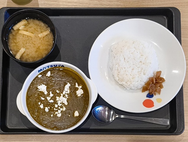 『松屋 本所吾妻橋店』で「ほうれん草とカッテージチーズのカレー」（ライス小盛）でランチ。これ食券には「パラックパニールカレー」と書いてある。そうインドカレーなのだ。でも『松屋』の手にかかれば、ご飯でこそうまい日本のカレーなのだよ（笑）。（松屋 本所吾妻橋店：墨田区吾妻橋3）