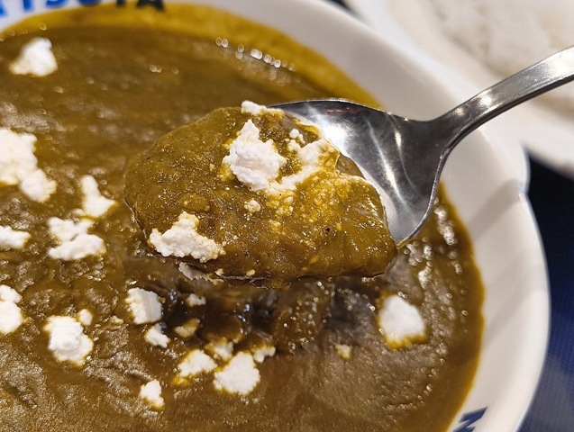 カレーを食べる