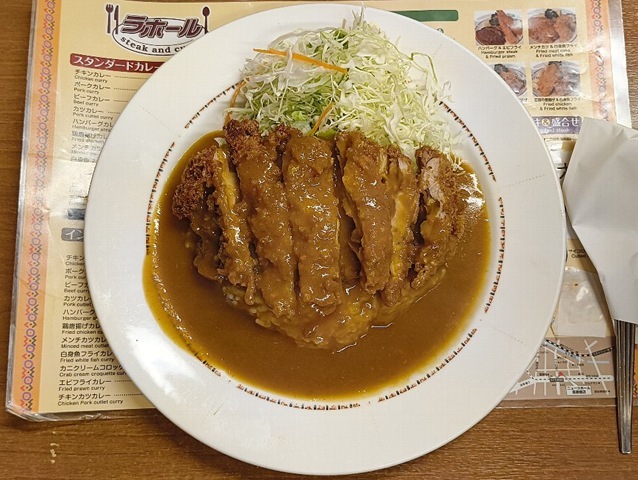 『ニューラホール 本所吾妻橋店』の「チキンカツカレー」（半ライス）でランチ。「ニューラホール」のもつ感覚は、正面切って古臭い。だから何時もおやじだけなんだ。でも、忘れられないカレー屋の面影を強く残している。このカレー屋がある限り、あたしは通い続けるのだろな（笑）。（ニューラホール 本所吾妻橋店：墨田区吾妻橋3丁目）