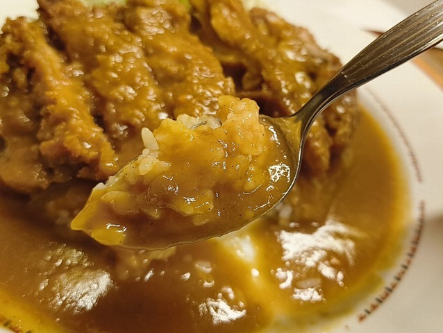 ライスとカレー（ライスカレー）を食べる