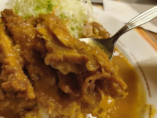 チキンカツを食べる