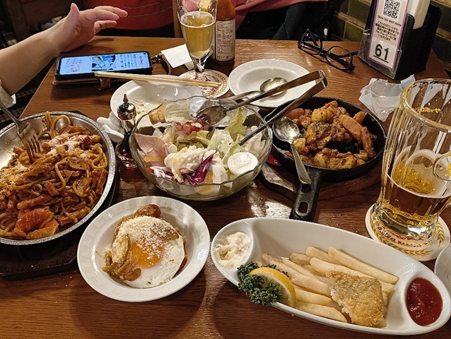 狭いテーブルが料理で一杯だ