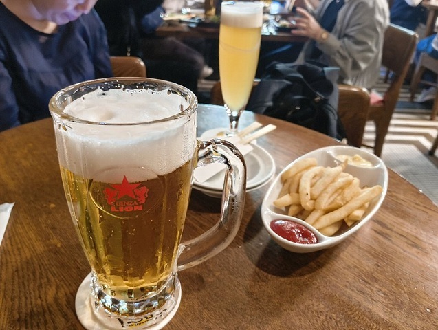 『ビヤホールライオン銀座七丁目店』で家人のお祝い。「サッポロ生ビール 黒ラベル」の特大ジョッキを呑んだのだが、「炒めスパゲティ ナポリタン」に「ビヤホールの煮込み」のうまさに感嘆し。最後は「琥珀ヱビス プレミアムアンバー」で〆たのだ。いや、うまかったのだよ（笑）。（ビヤホールライオン銀座七丁目店：中央区銀座7丁目）