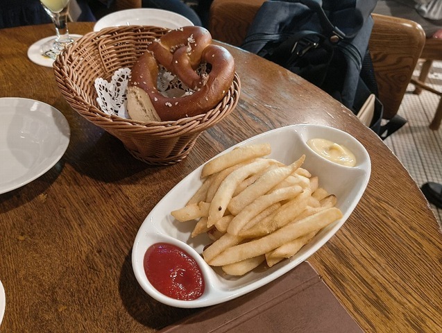プレッツェルとフライドポテト