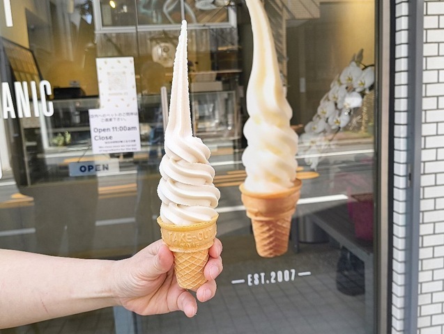 新しく移転した『白一 渋谷店』でアイスクリームを食べた。いつものように「牛乳フロート」と「ナチュラルアイス」だ。店が新しい場所へ変わろうとも、あたしたちの過ごす時間はいつだって変わらないのである。うまいのだよ（笑）。（白一 渋谷店：渋谷区神南1丁目）