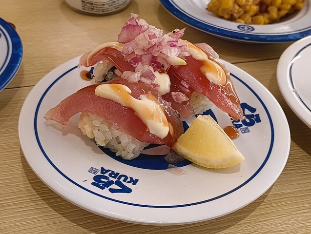 「くら寿司」で「ニッケイ料理」の「マキ・アセビチャード」を食べたのだが、ペルー版「カルフォルニアロール」とでもいうようなもので、これは「回転寿司」だからこその「寿司」なのだと思った。勿論うまかったのだよ（笑）。（くら寿司 浅草ROX店：浅草一丁目）