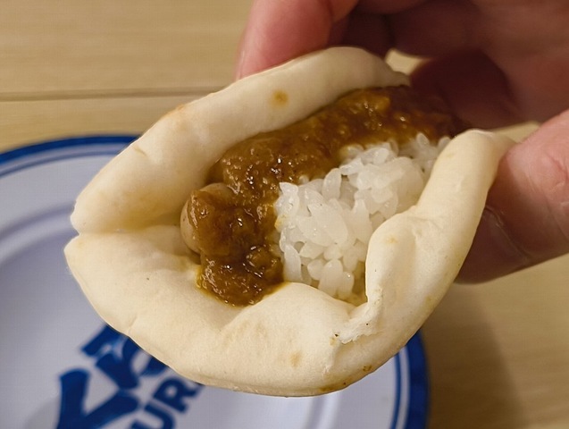 「くら寿司」で「ナンカレー寿司」に巡りあったのだが、「回転寿司」で「カレー」を出す。いやービックリしたのだよ。そして「ナン」と「酢飯」に「ウインナー」と「カレー」の組合せが、なぜか、うまかったのだ（笑）。（くら寿司 浅草ROX店：浅草一丁目）