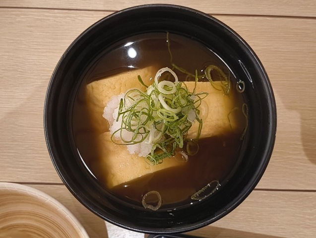 『くら寿司 浅草ROX店』で浅草ROX店限定の「くら出汁玉子」を食べたのだ。たぶん「玉子焼」は「だし巻き玉子」になっているかと思うが、やや色の濃い「くら出汁」と併せることで、出汁の味がさらに染み込んでいる。 いやー、うまいのだ（笑）。（くら寿司 浅草ROX店：浅草一丁目）