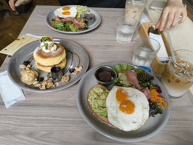 『EVERYONES CAFE 上野恩賜公園』での 朝食は、「EOCブレックファーストプレート」とセットで「アイスカフェラテ」をもらい、それから家人が「東京たまごを使ったパンケーキ キャラメルナッツ（2枚）」を頼んでみた。どれもがハイカラにうまいのだよ（笑）。（EVERYONES CAFE 上野恩賜公園：花川戸一丁目）