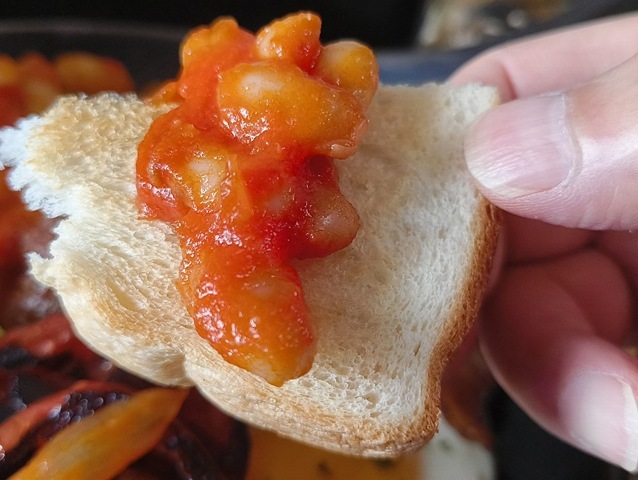 ベイクドビーンズをパンにのせて食べる