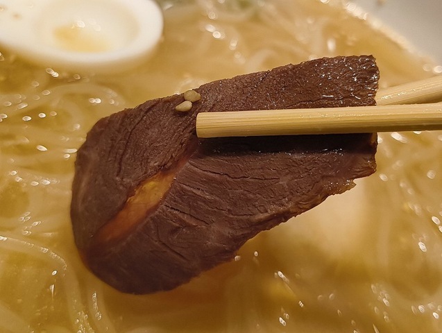 牛チャーシューを食べる