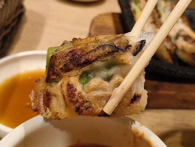 チーズ牡蠣チヂミを食べる