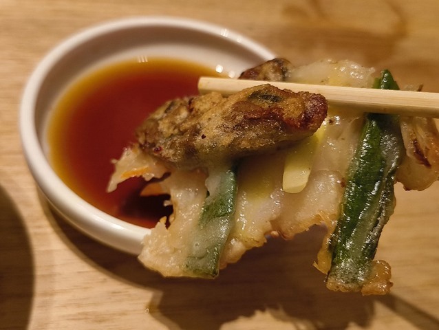 牡蠣チヂミを食べる