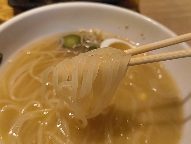 冷麺を手繰る