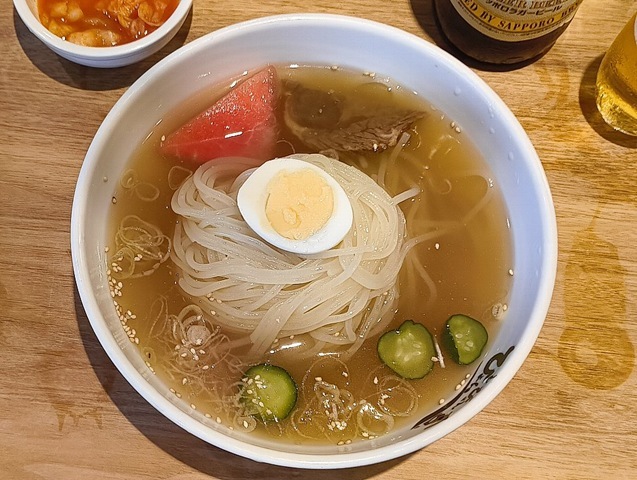 『ぴょんぴょん舎 Te-su』で「盛岡冷麺」（大盛）と「ユッケジャン辛温麺」と「ねぎにらチヂミ」でランチにしたのだが、なんと「赤星」（633＝大人の義務教育）があった。うまかったのだよ（笑）。（ぴょんぴょん舎 Te-su：墨田区押上1丁目 東京ソラマチ6F）