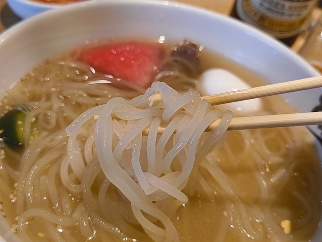冷麺を手繰る