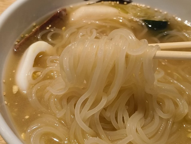 冷麺を手繰る