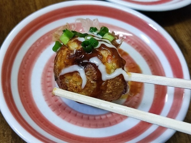 大阪ソースたこ焼きを食う