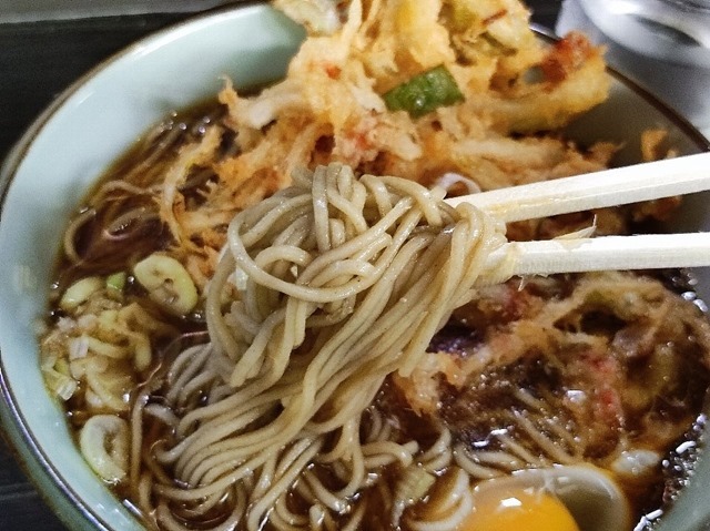 蕎麦を手繰る