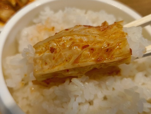 ご飯を白菜キムチに包んで食べてみる