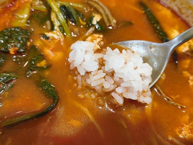 調子にのってスプーンでとったご飯をスープに浸した
