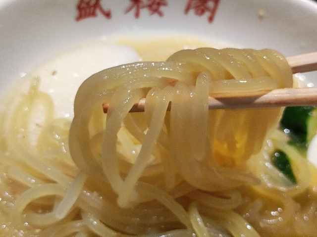 冷麺を手繰る