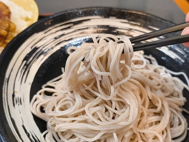 蕎麦を手繰る