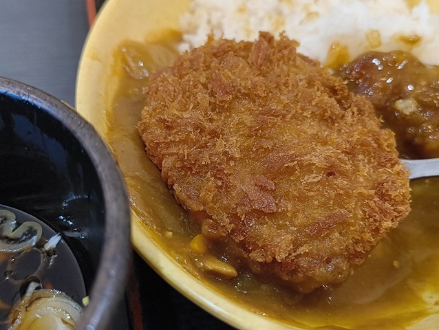 コロッケをカレーに浸して
