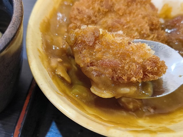 カレーとコロッケの断片を食べる