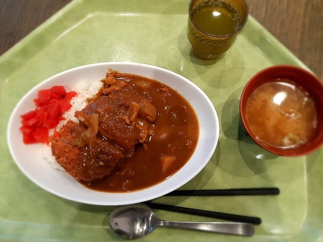 カツカレーと味噌汁