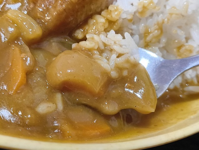 カレーを掬う