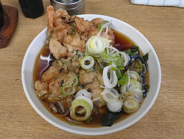 あさりと三つ葉のかき揚げと五目かき揚げと太そば（小盛）