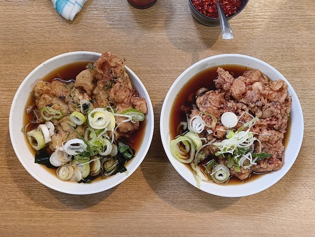 あさりと三つ葉のかき揚げ＋五目かき揚げ＋太そば（小盛）とジャンボゲソ天＋太そば（小盛）
