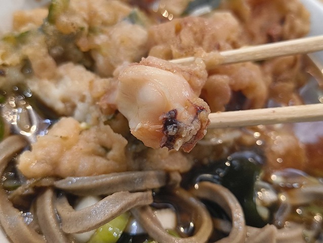 五目かき揚げのゲソ天を食べる